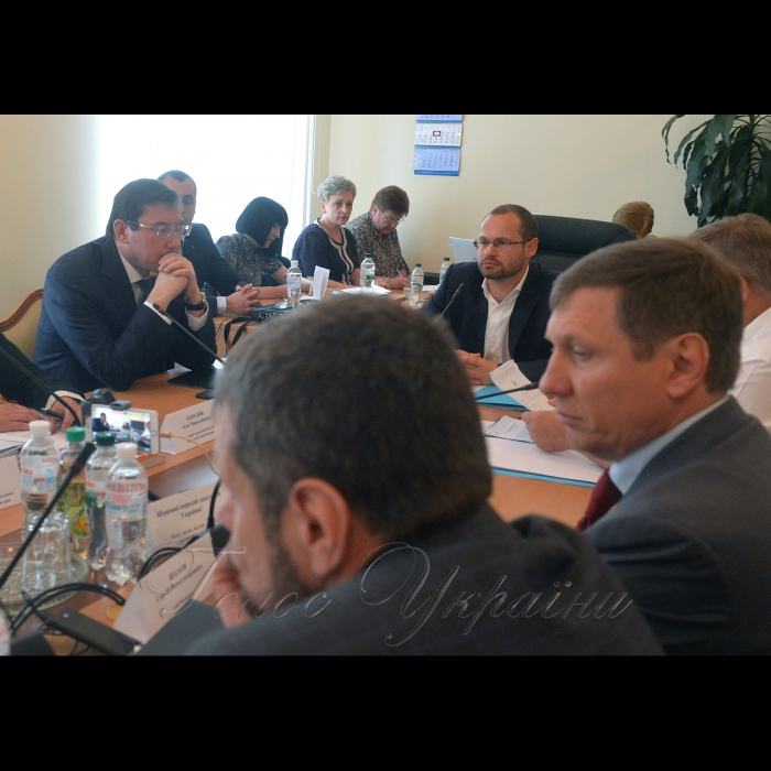 5 липня 2017 засідання Комітету з питань регламенту та організації роботи Верховної Ради України.
Про подання, підтримане та внесене до Верховної Ради України Генеральним прокурором України Луценком Ю.В. 21 червня 2017 року, «Про надання згоди на притягнення до кримінальної відповідальності народного депутата України Лозового Андрія Сергійовича».
Генпрокурор Юрій Луценко та Перший заступник голови комітету Павло Пинзеник.