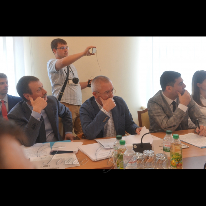 5 липня 2017 засідання Комітету з питань регламенту та організації роботи Верховної Ради України.
Про подання, підтримане та внесене до Верховної Ради України Генеральним прокурором України Луценком Ю.В. 21 червня 2017 року, «Про надання згоди на притягнення до кримінальної відповідальності народного депутата України Лозового Андрія Сергійовича».
Член комітету Михайло Папієв, заступник голови Володимир Арешонков, секретар комітету Дмитро Лубінець.