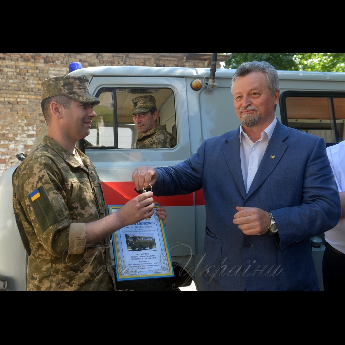 7 липня 2017 відбулося урочисте вручення ключів від автомобіля швидкої медичної допомоги, що його Національна академія медичних наук України у якості волонтерської допомоги передає Харківському 65-му військово-мобільному госпіталю, що нині базується у м. Часів Яр Донецької області.
Ключі отримує Юрій Качуровський заступник начальника 65 військово-мобільного госпіталю з рук президента НАМН України Віталія Цимбалюка.