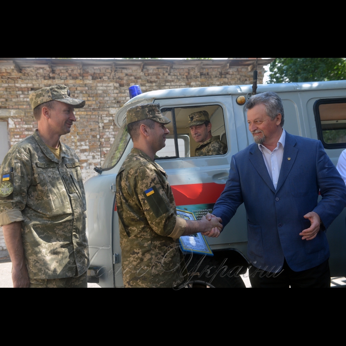 7 липня 2017 відбулося урочисте вручення ключів від автомобіля швидкої медичної допомоги, що його Національна академія медичних наук України у якості волонтерської допомоги передає Харківському 65-му військово-мобільному госпіталю, що нині базується у м. Часів Яр Донецької області.
Ключі отримує Юрій Качуровський заступник начальника 65 військово-мобільного госпіталю з рук президента НАМН України Віталія Цимбалюка.