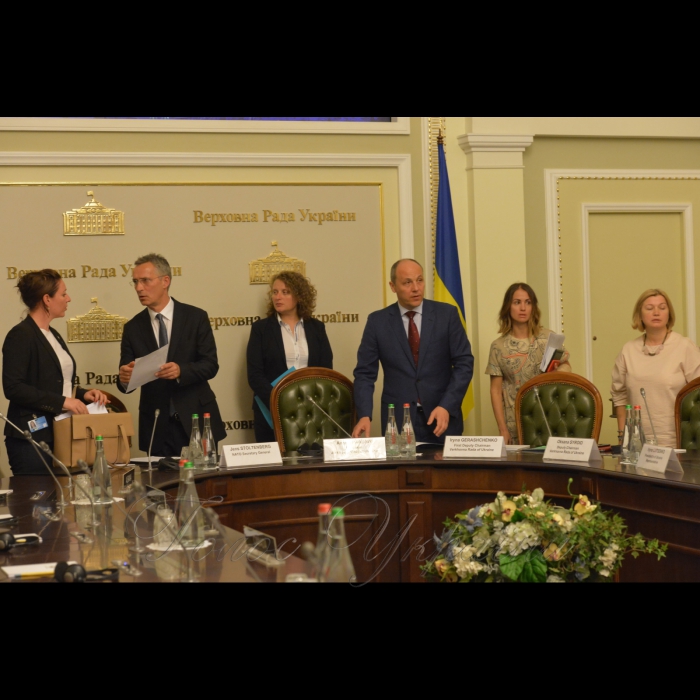 10 липня 2017 після зустріч народних депутатів України з Генеральним Секретарем НАТО Йенсом Столтенбергом у сесійній залі Верховної Ради України А. Парубій запросив керівників депутатських фракцій і груп продовжити спілкування у вузькому колі.