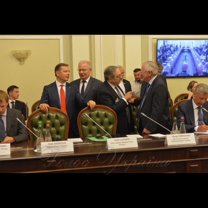 10 липня 2017 після зустріч народних депутатів України з Генеральним Секретарем НАТО Йенсом Столтенбергом у сесійній залі Верховної Ради України А. Парубій запросив керівників депутатських фракцій і груп продовжити спілкування у вузькому колі.
