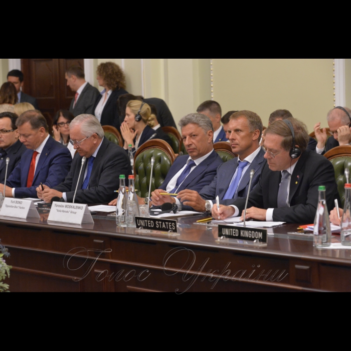 10 липня 2017 після зустріч народних депутатів України з Генеральним Секретарем НАТО Йенсом Столтенбергом у сесійній залі Верховної Ради України А. Парубій запросив керівників депутатських фракцій і груп продовжити спілкування у вузькому колі.