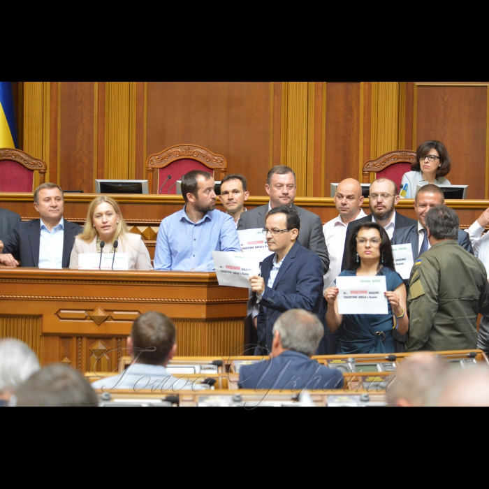 12 липня 2017 пленарне засідання Верховної Ради України.
А. Парубій повідомив, що учора Рада Європейського Союзу остаточно затвердила Угоду про асоціацію Україна-ЄС.
Прийнято Закон 