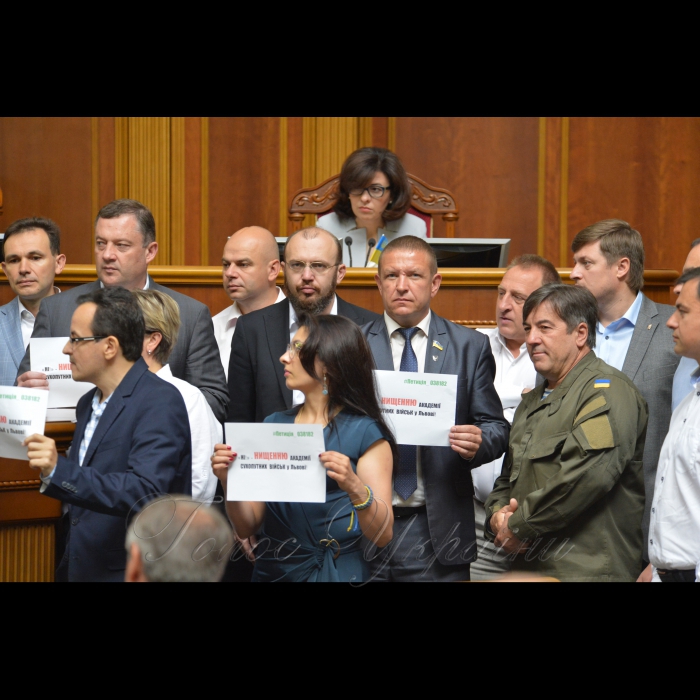 12 липня 2017 пленарне засідання Верховної Ради України.
А. Парубій повідомив, що учора Рада Європейського Союзу остаточно затвердила Угоду про асоціацію Україна-ЄС.
Прийнято Закон 