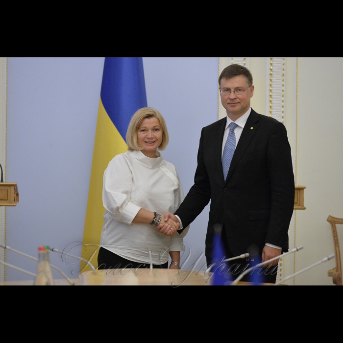 13 липня 2017 спільна зустріч Першого заступника Голови Верховної Ради України Ірини Геращенко, голів депутатських фракцій і груп з Віце-президентом Європейської Комісії, членом ЄК з питань євро, соціального діалогу, фінансової стабільності, фінансових послуг і Союзу ринків капіталу В. Домбровскісом.