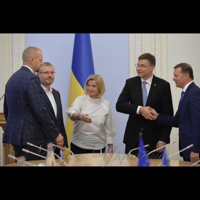 13 липня 2017 спільна зустріч Першого заступника Голови Верховної Ради України Ірини Геращенко, голів депутатських фракцій і груп з Віце-президентом Європейської Комісії, членом ЄК з питань євро, соціального діалогу, фінансової стабільності, фінансових послуг і Союзу ринків капіталу В. Домбровскісом.
Андрій Тетерук, Олександр Вілкул, перший заступник Голови Верховної Ради України Ірина Геращенко, Олег Ляшко під час зустрічі з віце-президентом Європейської Комісії, членом ЄК з питань євро, соціального діалогу, фінансової стабільності, фінансових послуг і Союзу ринків капіталу Валдіс Домбровскісом (другий праворуч).