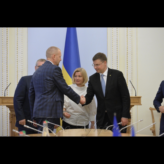 13 липня 2017 спільна зустріч Першого заступника Голови Верховної Ради України Ірини Геращенко, голів депутатських фракцій і груп з Віце-президентом Європейської Комісії, членом ЄК з питань євро, соціального діалогу, фінансової стабільності, фінансових послуг і Союзу ринків капіталу В. Домбровскісом.