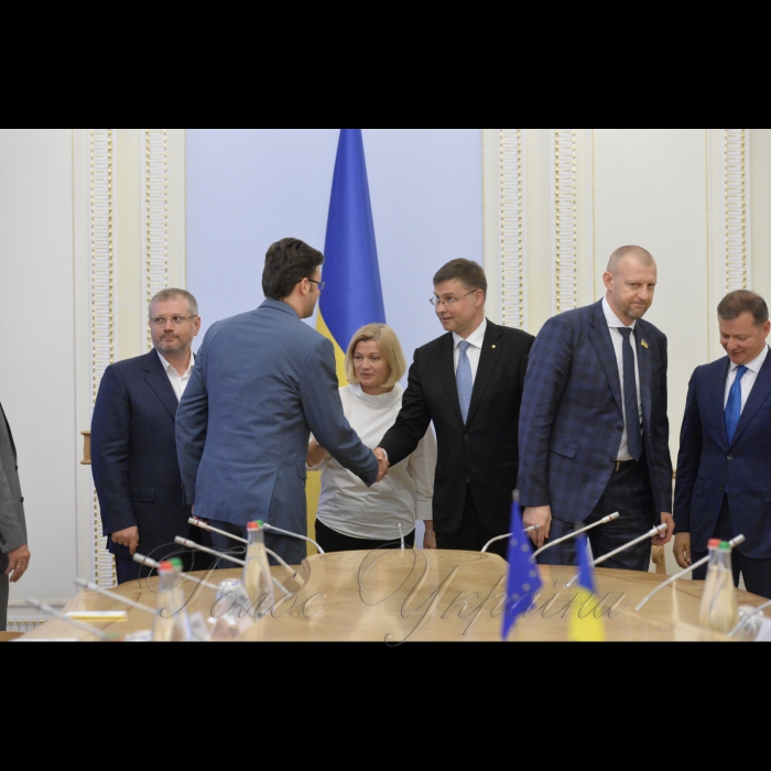 13 липня 2017 спільна зустріч Першого заступника Голови Верховної Ради України Ірини Геращенко, голів депутатських фракцій і груп з Віце-президентом Європейської Комісії, членом ЄК з питань євро, соціального діалогу, фінансової стабільності, фінансових послуг і Союзу ринків капіталу В. Домбровскісом.
