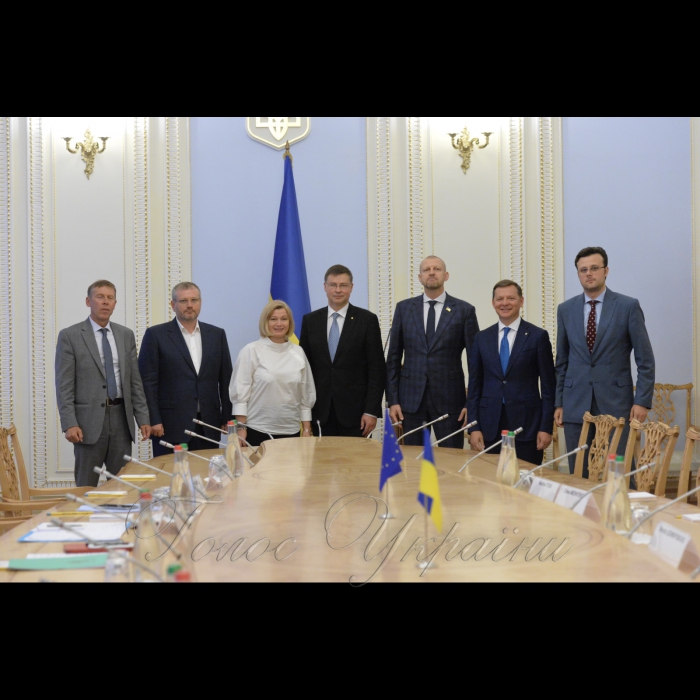 13 липня 2017 спільна зустріч Першого заступника Голови Верховної Ради України Ірини Геращенко, голів депутатських фракцій і груп з Віце-президентом Європейської Комісії, членом ЄК з питань євро, соціального діалогу, фінансової стабільності, фінансових послуг і Союзу ринків капіталу В. Домбровскісом. Сергій Соболєв, Олександр Вілкул, перший заступник Голови Верховної Ради України Ірина Геращенко, Андрій Тетерук, Олег Ляшко, Віктор Галасюк під час зустрічі з віце-президентом Європейської Комісії, членом ЄК з питань євро, соціального діалогу, фінансової стабільності, фінансових послуг і Союзу ринків капіталу Валдіс Домбровскісом (у центрі).
