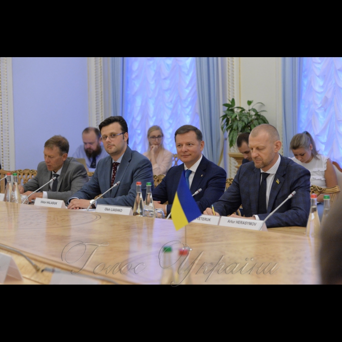 13 липня 2017 спільна зустріч Першого заступника Голови Верховної Ради України Ірини Геращенко, голів депутатських фракцій і груп з Віце-президентом Європейської Комісії, членом ЄК з питань євро, соціального діалогу, фінансової стабільності, фінансових послуг і Союзу ринків капіталу В. Домбровскісом. Соболєв С.,Галасюк, Ляшко, Тетерук