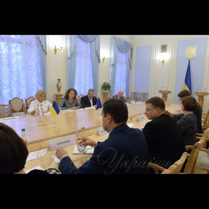 13 липня 2017 спільна зустріч Першого заступника Голови Верховної Ради України Ірини Геращенко, голів депутатських фракцій і груп з Віце-президентом Європейської Комісії, членом ЄК з питань євро, соціального діалогу, фінансової стабільності, фінансових послуг і Союзу ринків капіталу В. Домбровскісом.