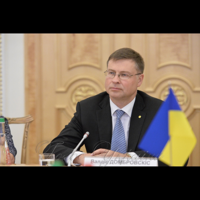 13 липня 2017 спільна зустріч Першого заступника Голови Верховної Ради України Ірини Геращенко, голів депутатських фракцій і груп з Віце-президентом Європейської Комісії, членом ЄК з питань євро, соціального діалогу, фінансової стабільності, фінансових послуг і Союзу ринків капіталу В. Домбровскісом.