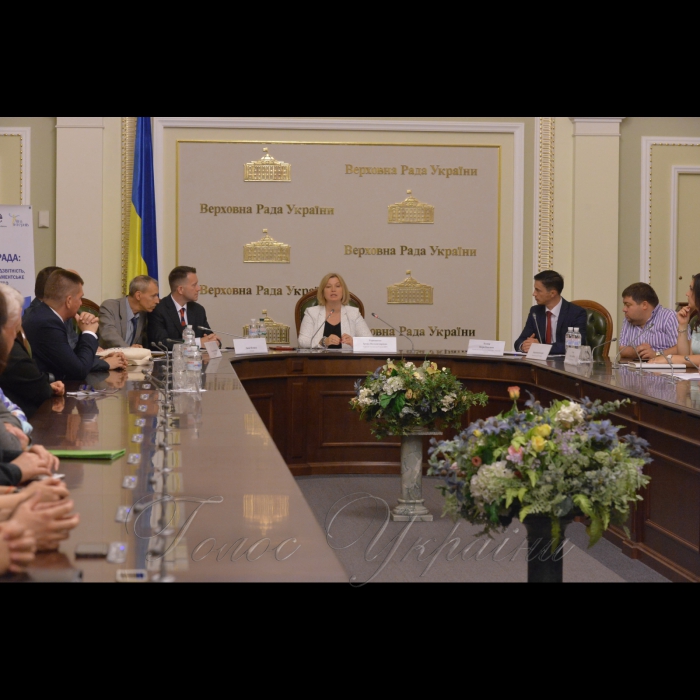 14 липня 2017 урочиста церемонія закриття Програми стажування у Верховній Раді України у 2017 році (ГО «Ліга інтернів»).
Цього року випускниками Програми стажування в Апараті Верховної Ради України стало 50 осіб, які протягом шести місяців працювали в секретаріатах Комітетів та підрозділах Апарату українського Парламенту. Окрім того, три особи пройшли стажування в Офісі з фінансового та економічного аналізу у Верховній Раді України, один – в Інституті законодавства ВРУ, двоє – у Програмі USAID «РАДА».