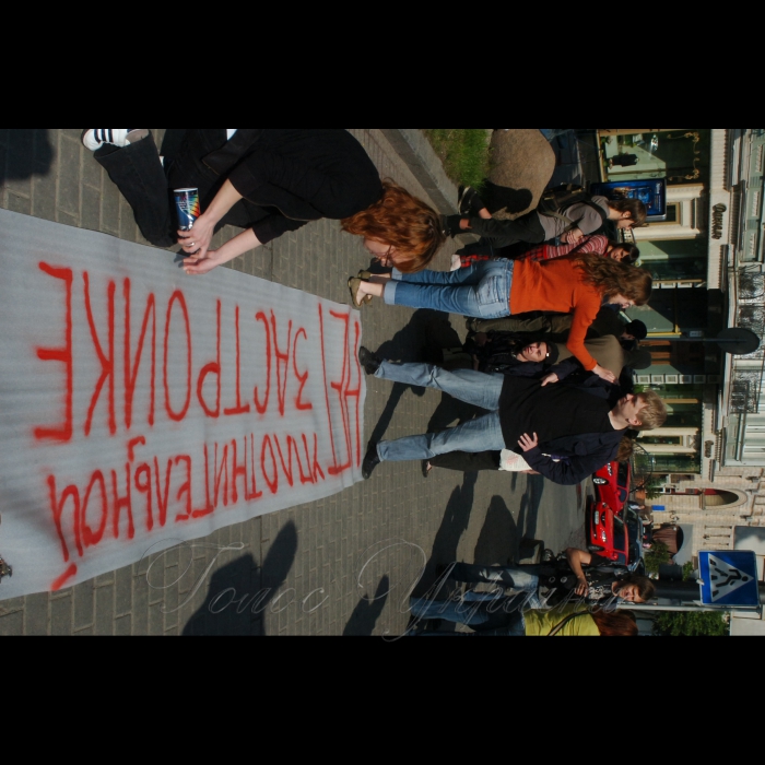 21 травня 2009 на перетині вул. Грушевського та Петровської алеї (неподалік від пам'ятника В. Чорноволу) відбулася акція протесту проти забудови історичної зони столиці --зокрема, проти спорудження хмарочосу на Європейській площі, проти будівництв на території охоронної зони Софії Київської, проти забудови схилів Дніпра та інших випадків порушення будівельних норм.
Організатор -- громадська ініціатива «Збережи старий Київ».