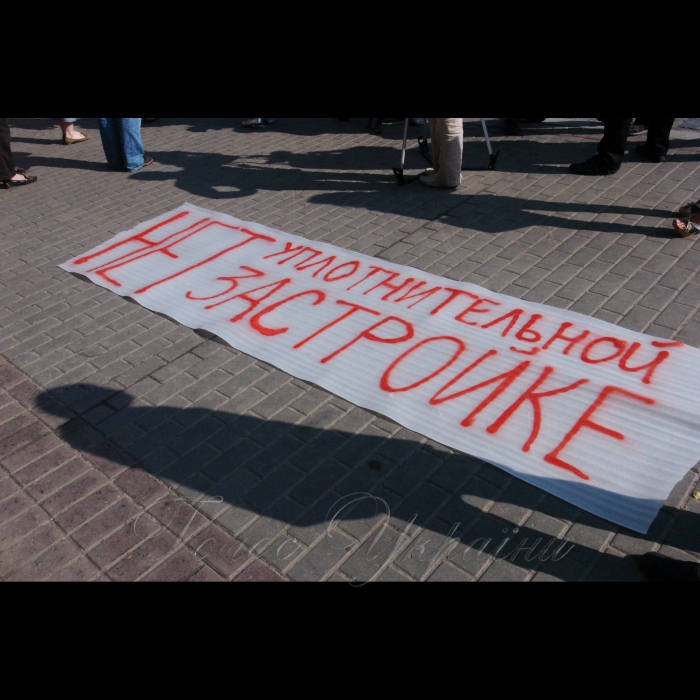 21 травня 2009 на перетині вул. Грушевського та Петровської алеї (неподалік від пам'ятника В. Чорноволу) відбулася акція протесту проти забудови історичної зони столиці --зокрема, проти спорудження хмарочосу на Європейській площі, проти будівництв на території охоронної зони Софії Київської, проти забудови схилів Дніпра та інших випадків порушення будівельних норм.
Організатор -- громадська ініціатива «Збережи старий Київ».