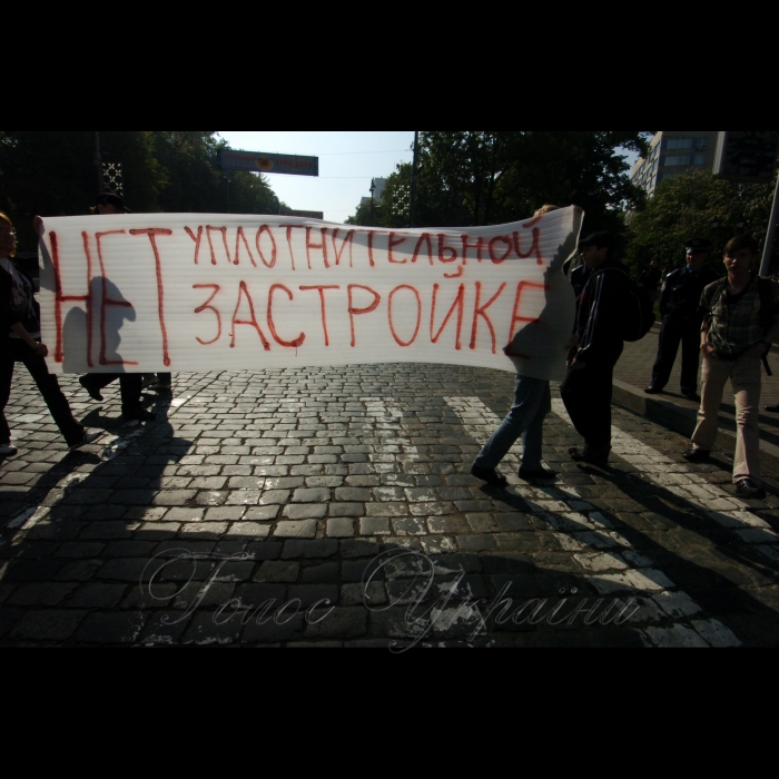 21 травня 2009 на перетині вул. Грушевського та Петровської алеї (неподалік від пам'ятника В. Чорноволу) відбулася акція протесту проти забудови історичної зони столиці --зокрема, проти спорудження хмарочосу на Європейській площі, проти будівництв на території охоронної зони Софії Київської, проти забудови схилів Дніпра та інших випадків порушення будівельних норм.
Організатор -- громадська ініціатива «Збережи старий Київ».