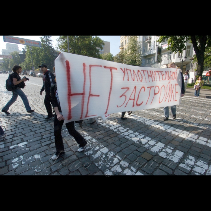 21 травня 2009 на перетині вул. Грушевського та Петровської алеї (неподалік від пам'ятника В. Чорноволу) відбулася акція протесту проти забудови історичної зони столиці --зокрема, проти спорудження хмарочосу на Європейській площі, проти будівництв на території охоронної зони Софії Київської, проти забудови схилів Дніпра та інших випадків порушення будівельних норм.
Організатор -- громадська ініціатива «Збережи старий Київ».