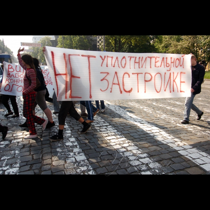 21 травня 2009 на перетині вул. Грушевського та Петровської алеї (неподалік від пам'ятника В. Чорноволу) відбулася акція протесту проти забудови історичної зони столиці --зокрема, проти спорудження хмарочосу на Європейській площі, проти будівництв на території охоронної зони Софії Київської, проти забудови схилів Дніпра та інших випадків порушення будівельних норм.
Організатор -- громадська ініціатива «Збережи старий Київ».