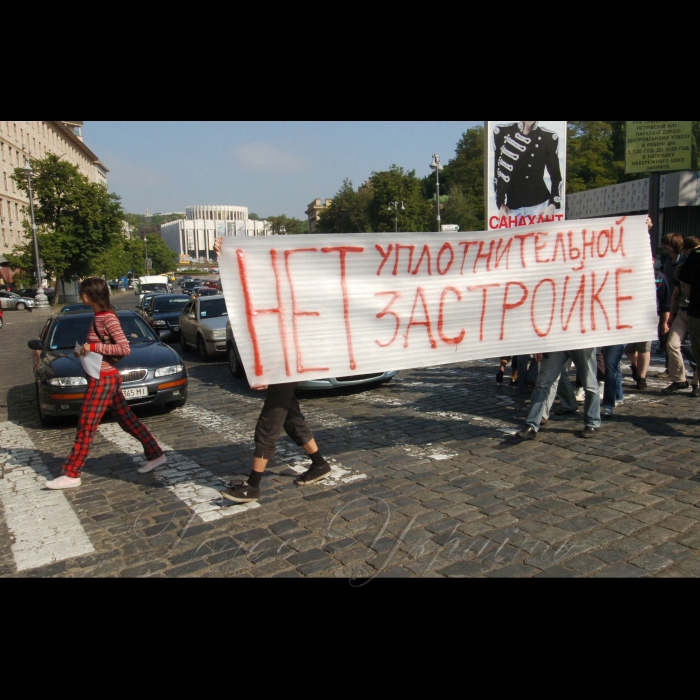 21 травня 2009 на перетині вул. Грушевського та Петровської алеї (неподалік від пам'ятника В. Чорноволу) відбулася акція протесту проти забудови історичної зони столиці --зокрема, проти спорудження хмарочосу на Європейській площі, проти будівництв на території охоронної зони Софії Київської, проти забудови схилів Дніпра та інших випадків порушення будівельних норм.
Організатор -- громадська ініціатива «Збережи старий Київ».
