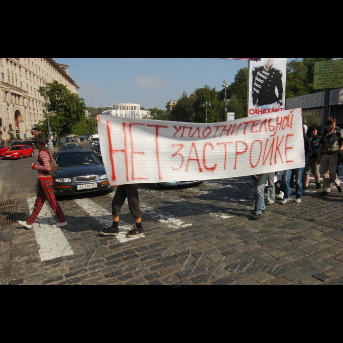 21 травня 2009 на перетині вул. Грушевського та Петровської алеї (неподалік від пам'ятника В. Чорноволу) відбулася акція протесту проти забудови історичної зони столиці --зокрема, проти спорудження хмарочосу на Європейській площі, проти будівництв на території охоронної зони Софії Київської, проти забудови схилів Дніпра та інших випадків порушення будівельних норм.
Організатор -- громадська ініціатива «Збережи старий Київ».