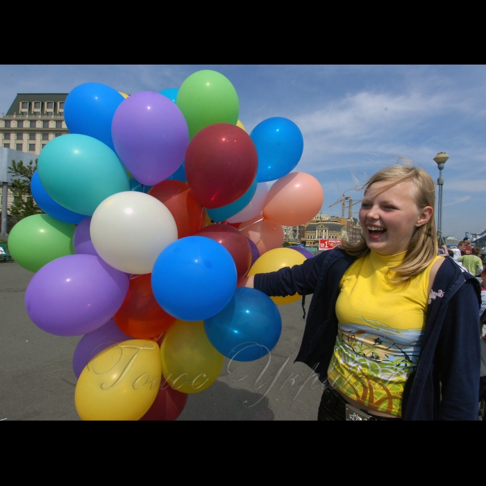 22 травня 2009 Київ. Міжнародна асоціація «Друзі дітей» провела щорічну акцію «Абракадабра». Головна мета акції -- звернути увагу громадськості на право кожної дитини жити у родині. У програмі акції -- прогулянка на пароплаві Дніпром, запуск повітряних кульок -- символів «Абракадабри».