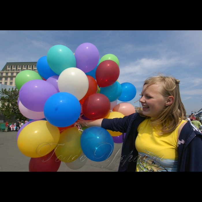 22 травня 2009 Київ. Міжнародна асоціація «Друзі дітей» провела щорічну акцію «Абракадабра». Головна мета акції -- звернути увагу громадськості на право кожної дитини жити у родині. У програмі акції -- прогулянка на пароплаві Дніпром, запуск повітряних кульок -- символів «Абракадабри».