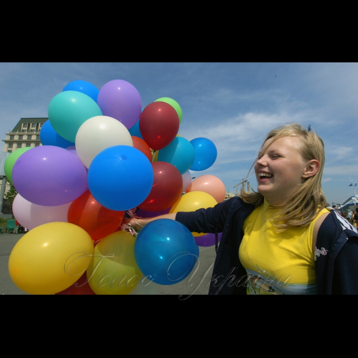 22 травня 2009 Київ. Міжнародна асоціація «Друзі дітей» провела щорічну акцію «Абракадабра». Головна мета акції -- звернути увагу громадськості на право кожної дитини жити у родині. У програмі акції -- прогулянка на пароплаві Дніпром, запуск повітряних кульок -- символів «Абракадабри».