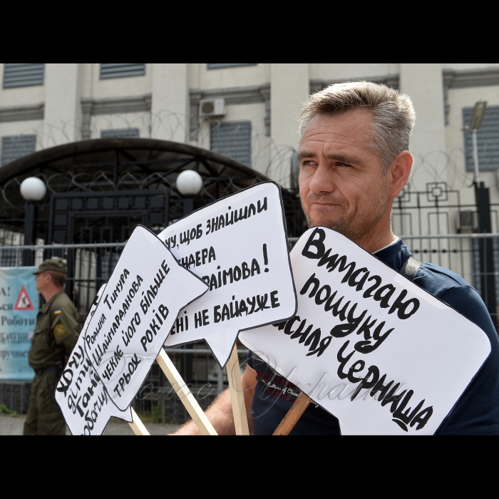 26 липня 2017 Київ. Біля посольства РФ відбудеться XIII акція «Де Ервін?», у рамках інформаційної кампанії «FIND&FREE;». На акцію запрошено «високих людей», які погодились «допомогти з доставкою» гасел, безпосередньо, до вікон працівників дипмісії РФ. Кожну акцію представники посольства ховаються від запитань активістів за ролетами, фортепіано або просто на поверхах будівлі, але у середу вони гарантовано зрозуміють та побачать усі висунуті до них вимоги. 