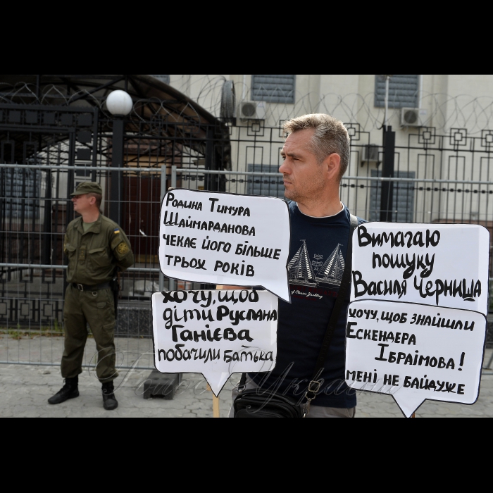 26 липня 2017 Київ. Біля посольства РФ відбудеться XIII акція «Де Ервін?», у рамках інформаційної кампанії «FIND&FREE;». На акцію запрошено «високих людей», які погодились «допомогти з доставкою» гасел, безпосередньо, до вікон працівників дипмісії РФ. Кожну акцію представники посольства ховаються від запитань активістів за ролетами, фортепіано або просто на поверхах будівлі, але у середу вони гарантовано зрозуміють та побачать усі висунуті до них вимоги. 