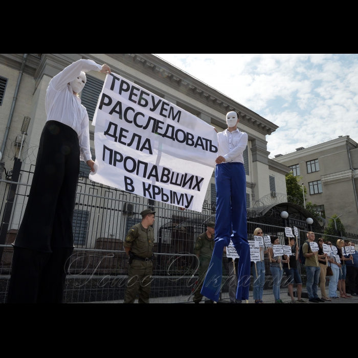 26 липня 2017 Київ. Біля посольства РФ відбудеться XIII акція «Де Ервін?», у рамках інформаційної кампанії «FIND&FREE;». На акцію запрошено «високих людей», які погодились «допомогти з доставкою» гасел, безпосередньо, до вікон працівників дипмісії РФ. Кожну акцію представники посольства ховаються від запитань активістів за ролетами, фортепіано або просто на поверхах будівлі, але у середу вони гарантовано зрозуміють та побачать усі висунуті до них вимоги. 