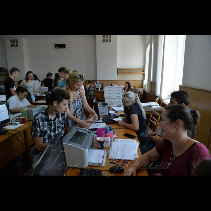 2 серпня 2017 Київ. Національний педагогічний університет ім. Драгоманова. Вступна компанія, абітурієнти вивчають результати зарахування у ВУЗ.