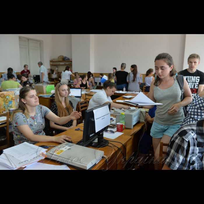 2 серпня 2017 Київ. Національний педагогічний університет ім. Драгоманова. Вступна компанія, абітурієнти вивчають результати зарахування у ВУЗ.