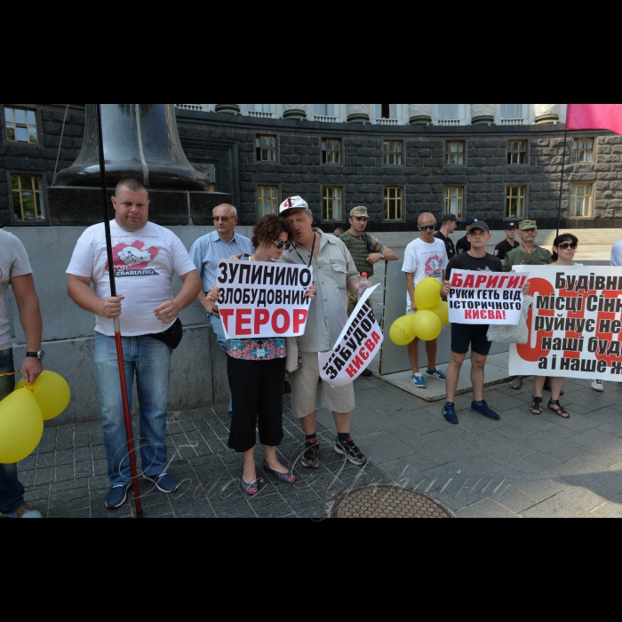 3 серпня 2017 мітинг проти незаконної забудови біля Кабміну. До Кабміну кияни прийшли з повітряними кульками, на яких написали незаконні забудови і запустили їх до Кабміну, оскільки чиновники ховаються від людей за парканами, то хай кульки долетять.