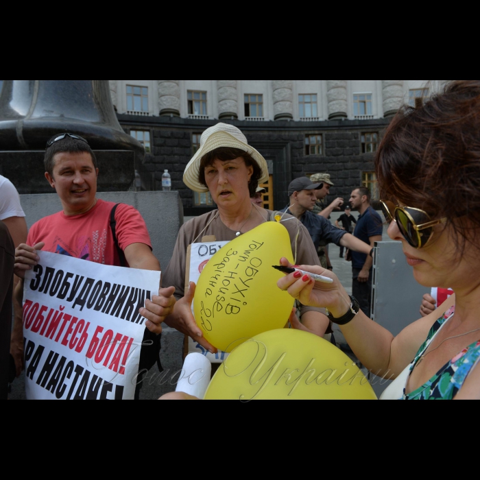 3 серпня 2017 мітинг проти незаконної забудови біля Кабміну. До Кабміну кияни прийшли з повітряними кульками, на яких написали незаконні забудови і запустили їх до Кабміну, оскільки чиновники ховаються від людей за парканами, то хай кульки долетять.
