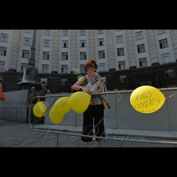 3 серпня 2017 мітинг проти незаконної забудови біля Кабміну. До Кабміну кияни прийшли з повітряними кульками, на яких написали незаконні забудови і запустили їх до Кабміну, оскільки чиновники ховаються від людей за парканами, то хай кульки долетять.