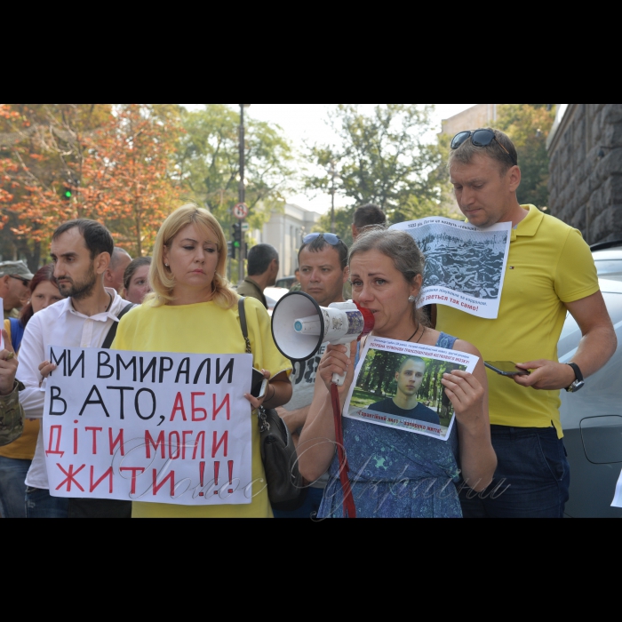16 серпня 2017 родичі важкохворих знову прийшли під Кабмін.
Вчора друзі та рідні важкохворих, які потребують термінових операцій за кордоном, вкотре прийшли під стіни Кабінету Міністрів. Щоб врятувати своїх рідних - просять прем’єра Володимира Гройсмана виділити кошти зі Спецфонду.