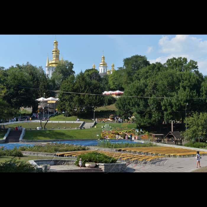18 серпня 2017 Київ, на Співочому полі  відкрилась нова виставка квітів до Дня Незалежності України.
«200 тисяч квітів з інтертними матеріалами сформують мапу України. Карпатські гори з виноградниками, степові візерунки Таврії, багатовекторна Галичина і унікальна Наддніпрянщина. Все це поєднано в Україні – країні можливостей, добрих і працьовитих людей», – повідомляє КО «Київзеленбуд».