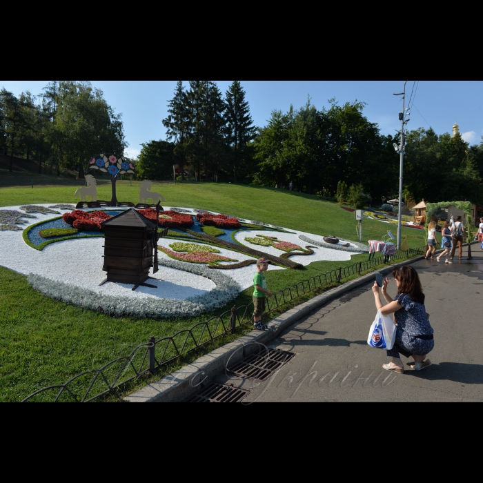18 серпня 2017 Київ, на Співочому полі  відкрилась нова виставка квітів до Дня Незалежності України.
«200 тисяч квітів з інтертними матеріалами сформують мапу України. Карпатські гори з виноградниками, степові візерунки Таврії, багатовекторна Галичина і унікальна Наддніпрянщина. Все це поєднано в Україні – країні можливостей, добрих і працьовитих людей», – повідомляє КО «Київзеленбуд».