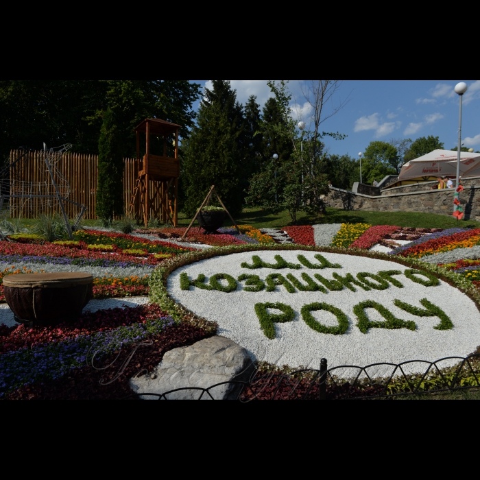 18 серпня 2017 Київ, на Співочому полі  відкрилась нова виставка квітів до Дня Незалежності України.
«200 тисяч квітів з інтертними матеріалами сформують мапу України. Карпатські гори з виноградниками, степові візерунки Таврії, багатовекторна Галичина і унікальна Наддніпрянщина. Все це поєднано в Україні – країні можливостей, добрих і працьовитих людей», – повідомляє КО «Київзеленбуд».