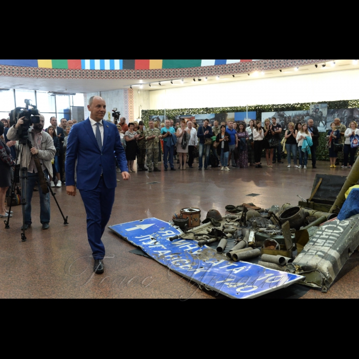 23 серпня 2017 Київ. Український дім. Голова Верховної Ради України Андрій Парубій побував на презентації книги робіт відомого військового фотографа, ініціатора соціального проекту «Коли закінчиться війна» Дмитра Муравського.