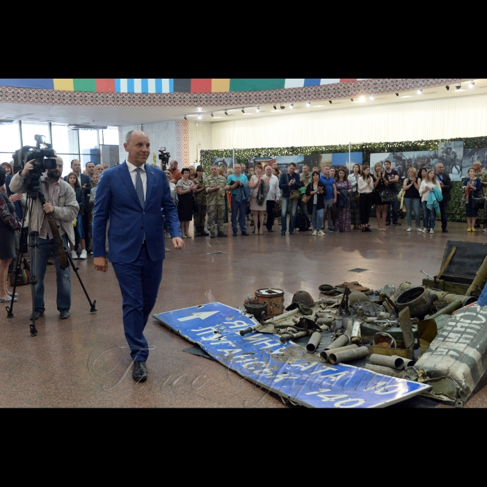 23 серпня 2017 Київ. Український дім. Голова Верховної Ради України Андрій Парубій побував на презентації книги робіт відомого військового фотографа, ініціатора соціального проекту «Коли закінчиться війна» Дмитра Муравського.