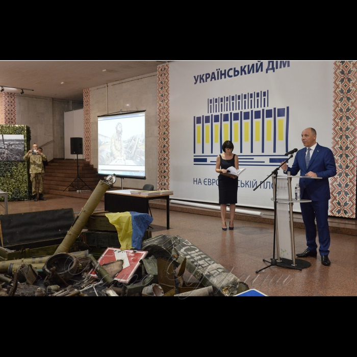23 серпня 2017 Київ. Український дім. Голова Верховної Ради України Андрій Парубій побував на презентації книги робіт відомого військового фотографа, ініціатора соціального проекту «Коли закінчиться війна» Дмитра Муравського.