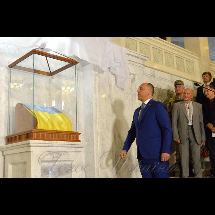 23 серпня 2017 Київ. Голова Верховної Ради України Андрій Парубій взяв участь в урочистій презентації почесного порталу Прапора Незалежності України і відкритті експозиції до 25-річчя передачі Державним Центром Української народної Республіки в екзилі повноважень владі незалежної України.
