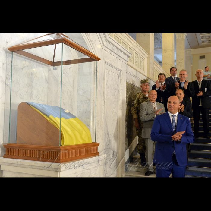 23 серпня 2017 Київ. Голова Верховної Ради України Андрій Парубій взяв участь в урочистій презентації почесного порталу Прапора Незалежності України і відкритті експозиції до 25-річчя передачі Державним Центром Української народної Республіки в екзилі повноважень владі незалежної України.