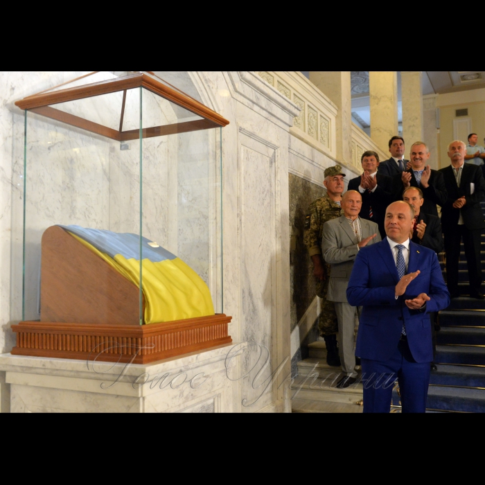 23 серпня 2017 Київ. Голова Верховної Ради України Андрій Парубій взяв участь в урочистій презентації почесного порталу Прапора Незалежності України і відкритті експозиції до 25-річчя передачі Державним Центром Української народної Республіки в екзилі повноважень владі незалежної України.