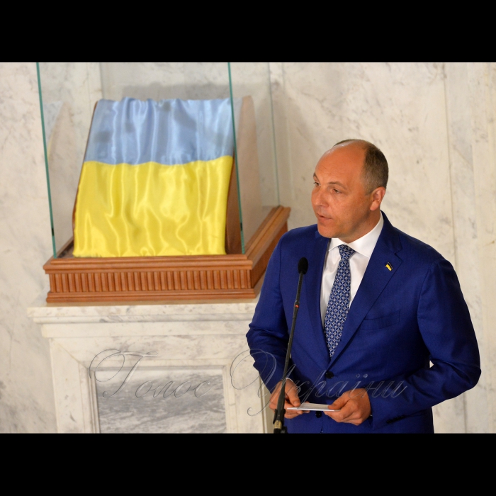 23 серпня 2017 Київ. Голова Верховної Ради України Андрій Парубій взяв участь в урочистій презентації почесного порталу Прапора Незалежності України і відкритті експозиції до 25-річчя передачі Державним Центром Української народної Республіки в екзилі повноважень владі незалежної України.