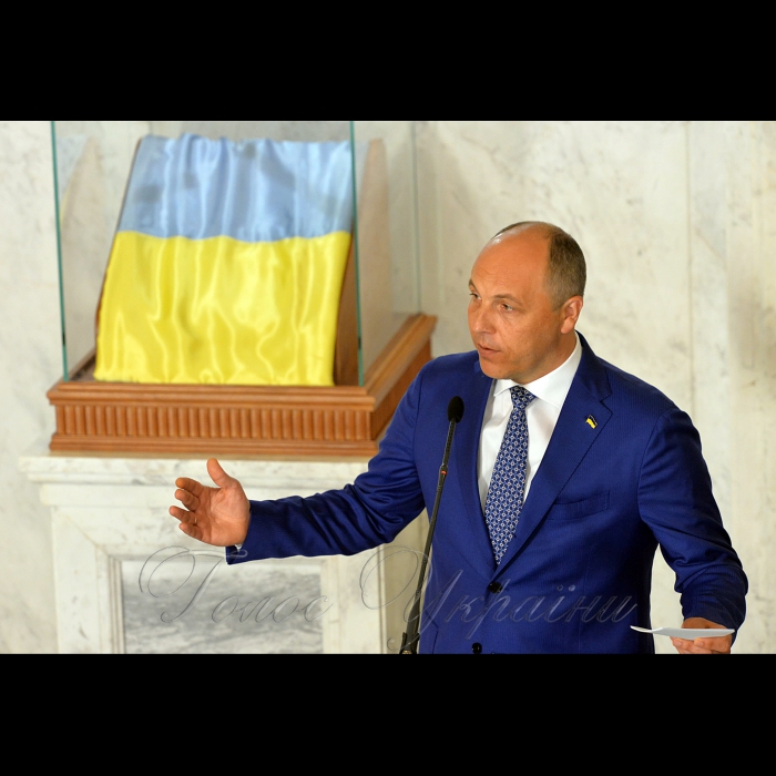 23 серпня 2017 Київ. Голова Верховної Ради України Андрій Парубій взяв участь в урочистій презентації почесного порталу Прапора Незалежності України і відкритті експозиції до 25-річчя передачі Державним Центром Української народної Республіки в екзилі повноважень владі незалежної України.