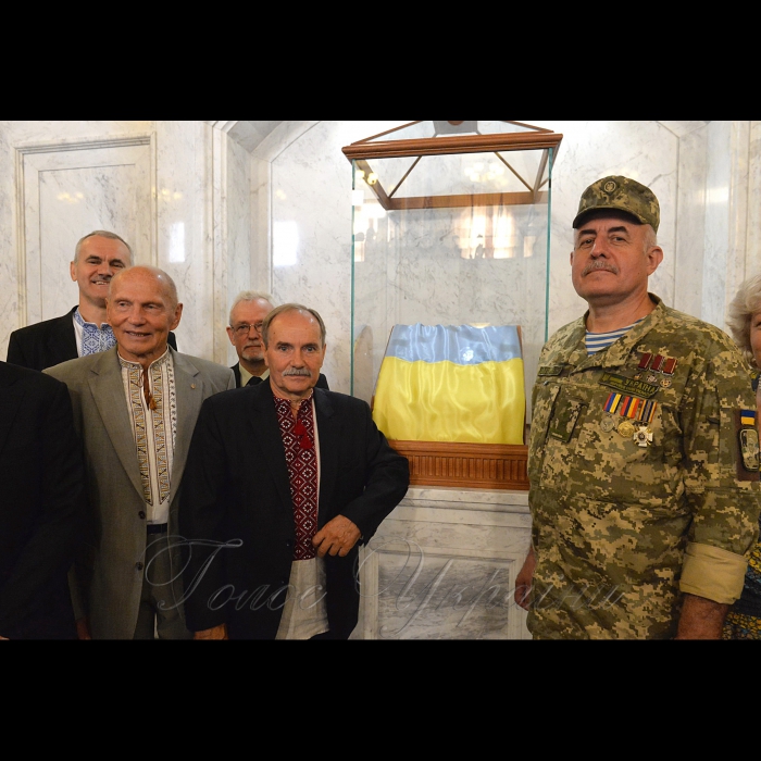 23 серпня 2017 Київ. Голова Верховної Ради України Андрій Парубій взяв участь в урочистій презентації почесного порталу Прапора Незалежності України і відкритті експозиції до 25-річчя передачі Державним Центром Української народної Республіки в екзилі повноважень владі незалежної України.
На передньому плані: Ярослав-Петро Кендзьор, Іван Заєць, Микола Поровський під час презентації.