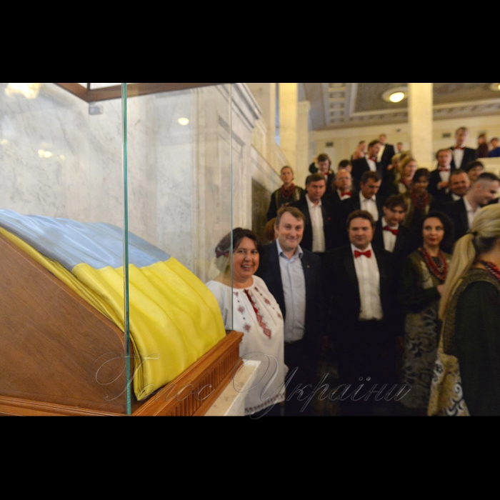 23 серпня 2017 Київ. Голова Верховної Ради України Андрій Парубій взяв участь в урочистій презентації почесного порталу Прапора Незалежності України і відкритті експозиції до 25-річчя передачі Державним Центром Української народної Республіки в екзилі повноважень владі незалежної України.